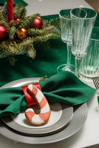 Decoración de mesa de Navidad Pan de jengibre en un plato closeup