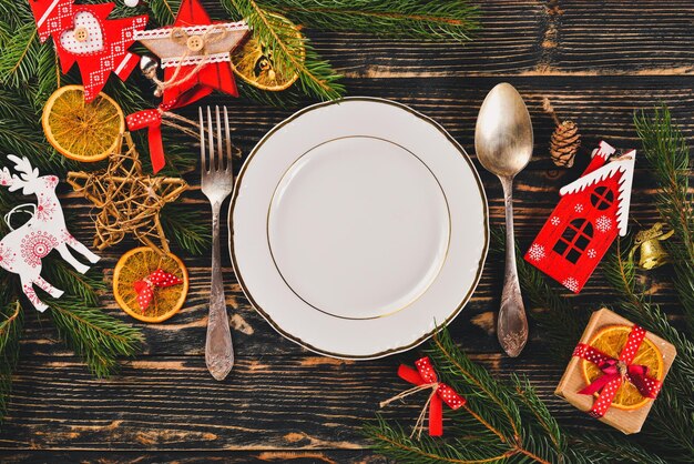 Decoración de la mesa de Navidad Plato de cena de Navidad Cubiertos Decoraciones festivas Vacaciones de invierno Tarjeta de Navidad Espacio libre para su texto Feliz Navidad Feliz Año Nuevo