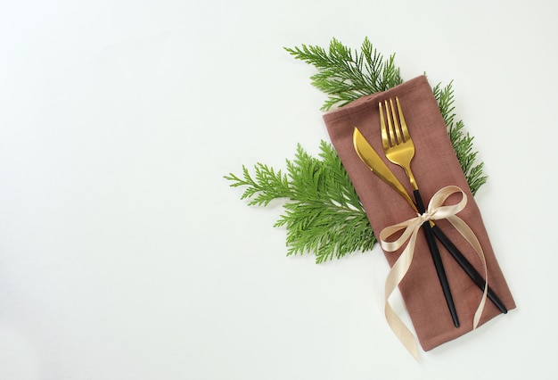 Decoración de la mesa de Navidad Plato de cena de Navidad Cubiertos Decoraciones festivas Vacaciones de invierno Tarjeta de Navidad Espacio libre para su texto Feliz Navidad Feliz Año Nuevo