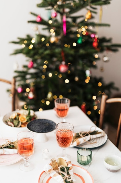 Decoración de mesa navideña para una cena familiar.