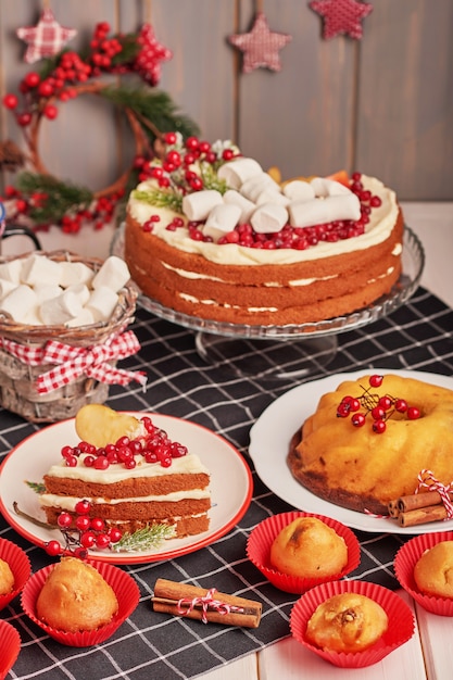 Decoración de la mesa navideña, pastel de frutas festivo con dulces en la mesa