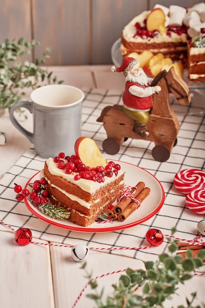 Decoración de la mesa navideña, pastel de frutas festivo con dulces en la mesa