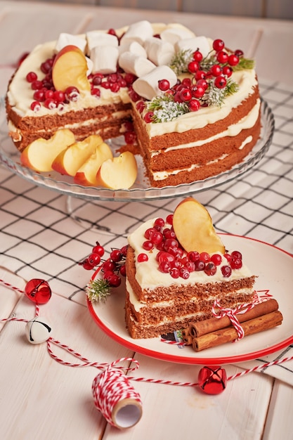 Decoración de la mesa navideña, pastel de frutas festivo con dulces en la mesa