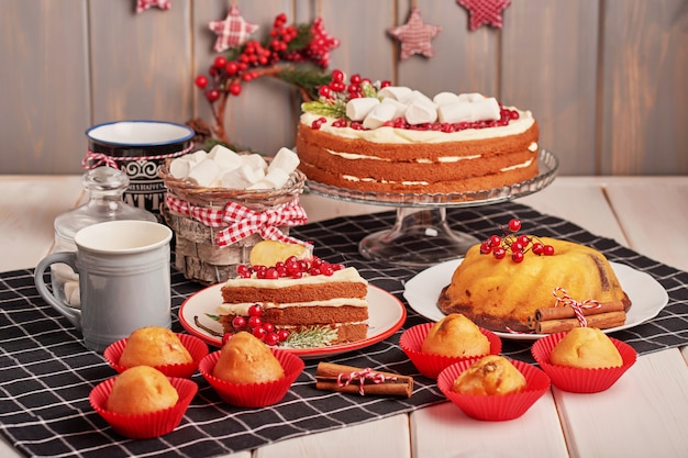 Decoración de la mesa navideña, pastel de frutas festivo con dulces en la mesa