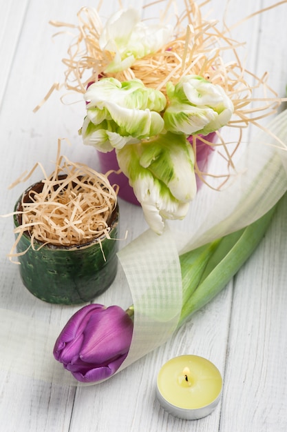 Decoración de la mesa de primavera con tulipanes y velas encendidas