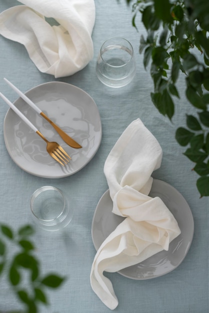 Foto decoración de mesa con servilleta de lino blanco y mantel azul claro, imagen de enfoque selectivo
