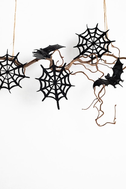 Decoración mínima de Halloween colgando de la rama de un árbol aislado