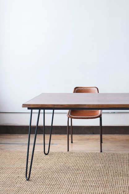 Decoración minimalista de mesa de madera.