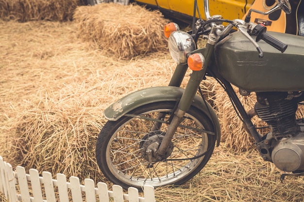 Decoración de motos y camiones en el campo de arroz.