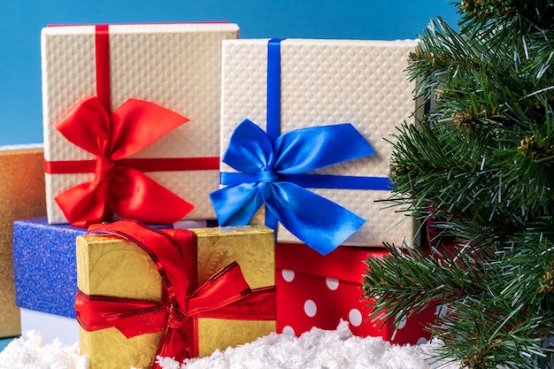 Decoración de Navidad y año nuevo en azul con cajas de regalo y árbol de año nuevo.