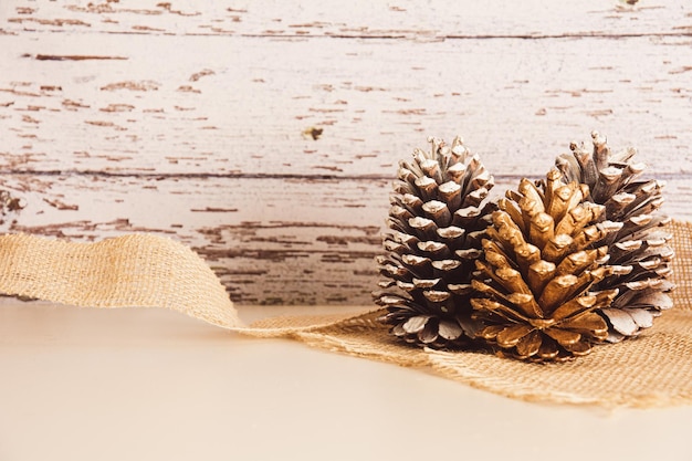 Decoración de Navidad y Año Nuevo con conos de pino arco dorado y espacio de copia de fondo de madera