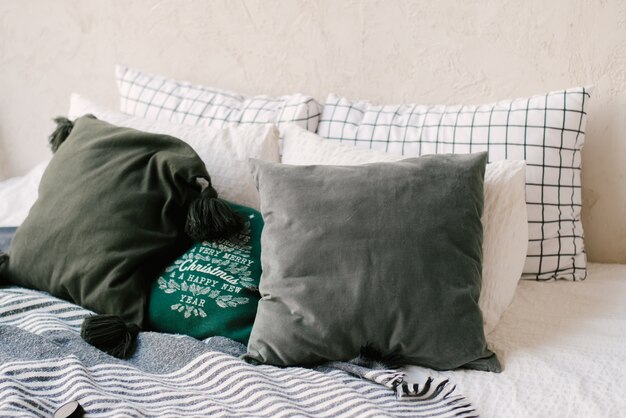 La decoración de Navidad y año nuevo. Dormitorio con almohadas