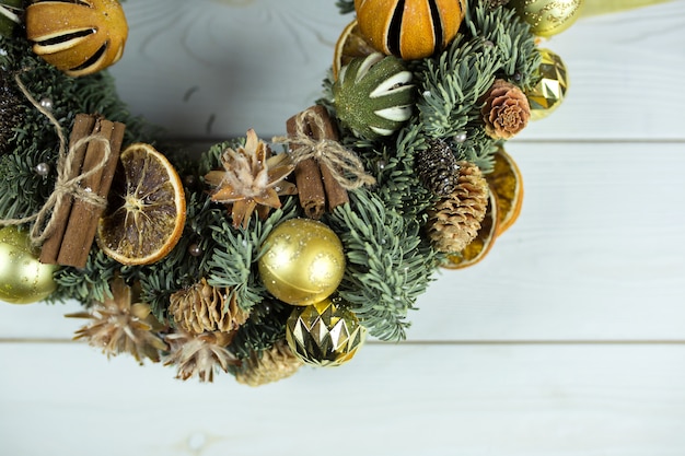 Decoración de Navidad de año nuevo con especias, canela, mandarina, víspera sobre fondo de madera blanca