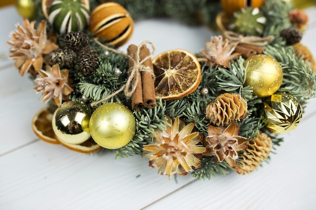 Decoración de Navidad de año nuevo con especias, canela, mandarina, víspera sobre fondo de madera blanca