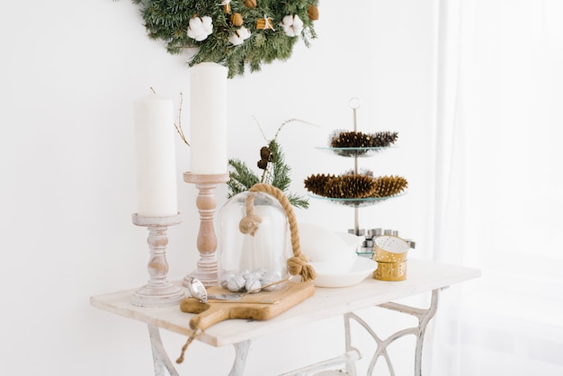 Decoración de Navidad y año nuevo en la mesa de café en la sala de estar de la casa. Velas y conos