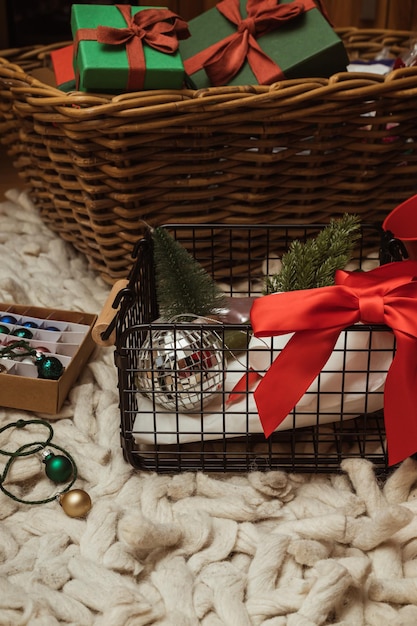 Decoración de Navidad y año nuevo rojo y verde, adorno y adorno en cestas de madera y alambre en el suelo de moqueta.