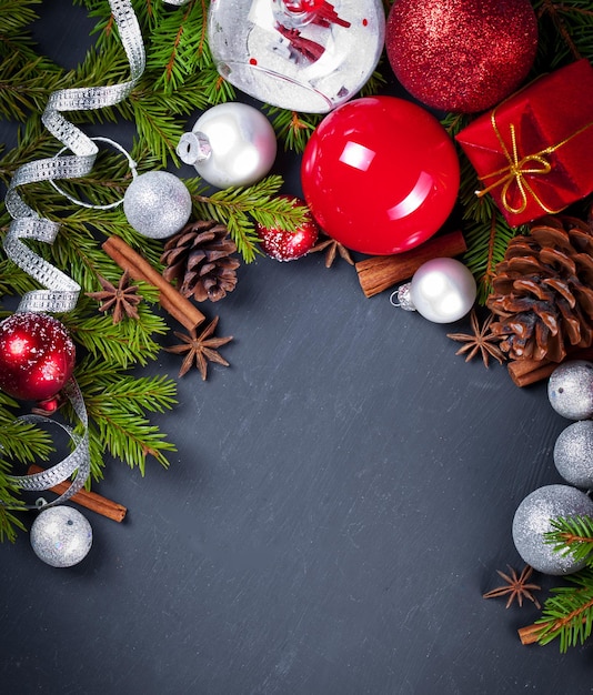 Decoración de navidad y año nuevo sobre fondo de madera negra