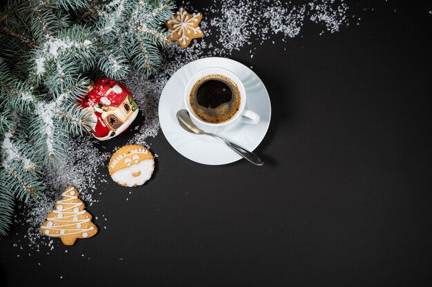 Decoración de navidad y año nuevo tazas de café con pan de jengibre de malvaviscos