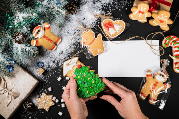 Decoración de navidad y año nuevo tazas de café con pan de jengibre de malvaviscos