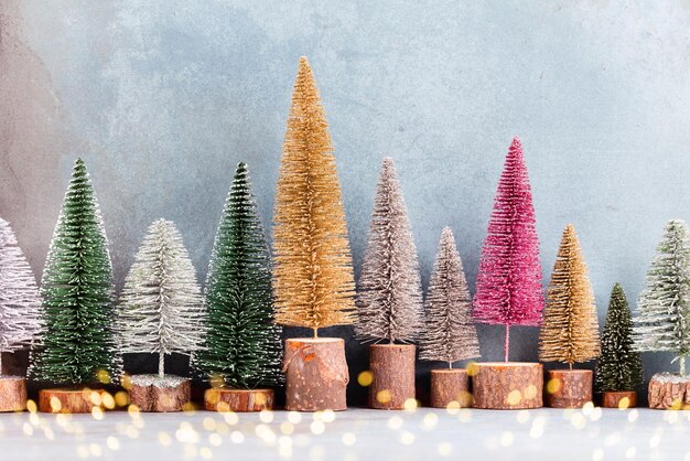 Decoración de Navidad, árbol de Navidad sobre fondo azul.