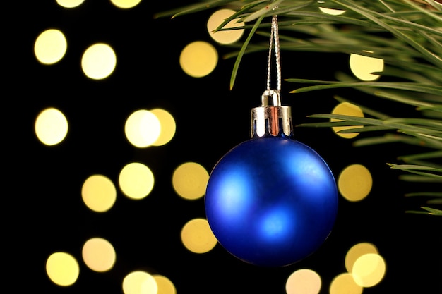 La decoración de Navidad azul es una bola en la oscuridad.