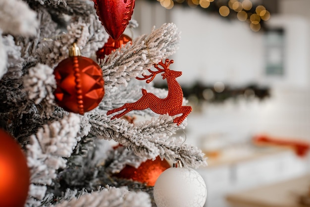 Decoración de Navidad blanca con bolas en ramas de abeto con fondo borroso