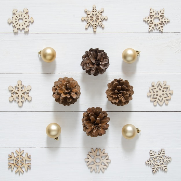 Decoración de Navidad y bola de oro en la mesa de madera blanca.