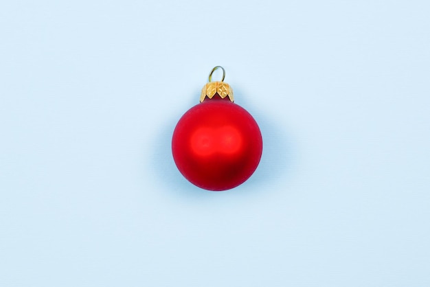 Foto decoración de navidad, bola roja sobre fondo azul.