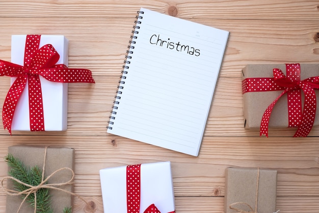 Decoración de Navidad, caja de regalo y ramas de árboles de pino sobre fondo de madera