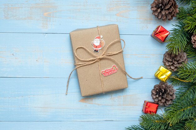 Decoración de Navidad, caja de regalo y ramas de árboles de pino sobre fondo de madera