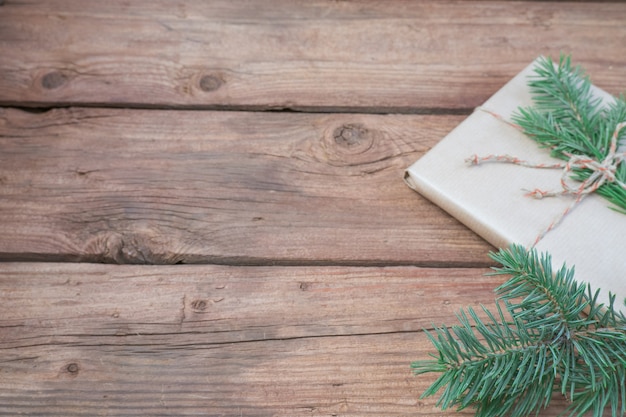 Decoración de Navidad y cajas de regalo sobre fondo de madera. Espacio para texto.