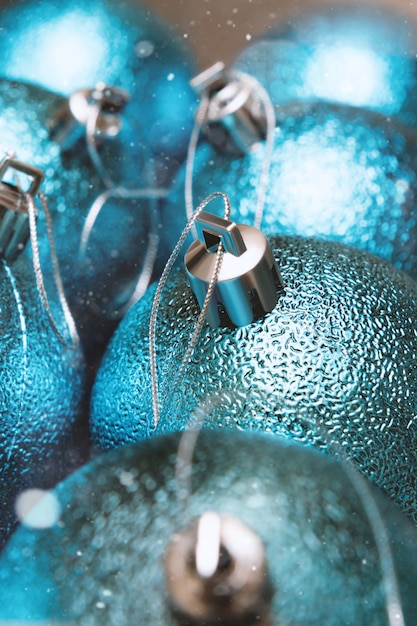 Decoración de Navidad de cerca. Bolas de Navidad en color azul.