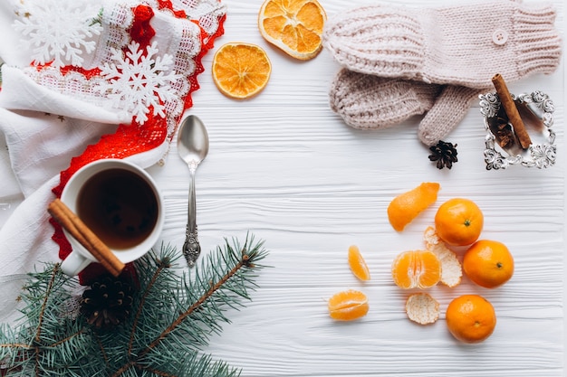 Decoración de Navidad y comida en el fondo de madera.