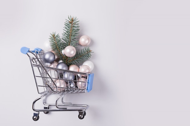 Decoración de Navidad en concepto de carrito de compras - carrito lleno de bolas y árbol de Navidad. Día de boxeo. Vista superior.