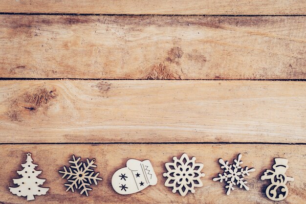 Decoración de Navidad con copo de nieve de madera sobre la mesa con espacio de copia