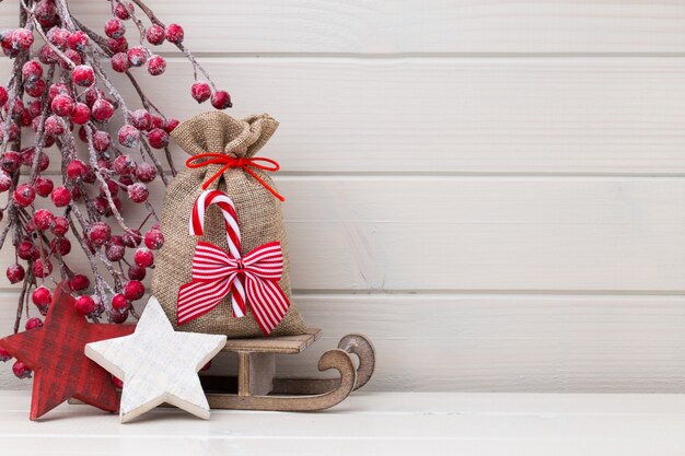 Decoración de Navidad en el fondo blanco de madera