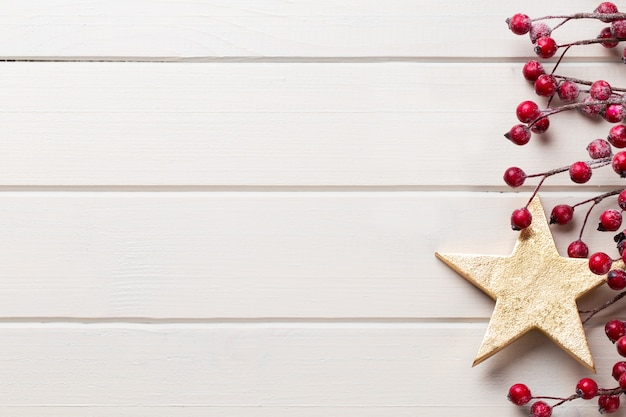 Decoración de Navidad en el fondo blanco de madera