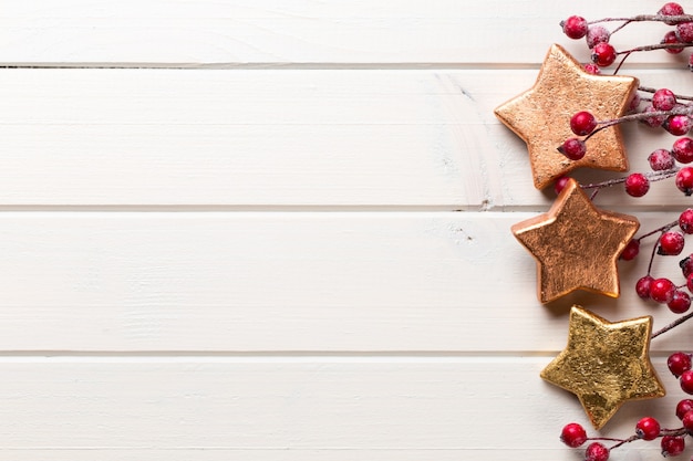 Decoración de Navidad en el fondo blanco de madera.