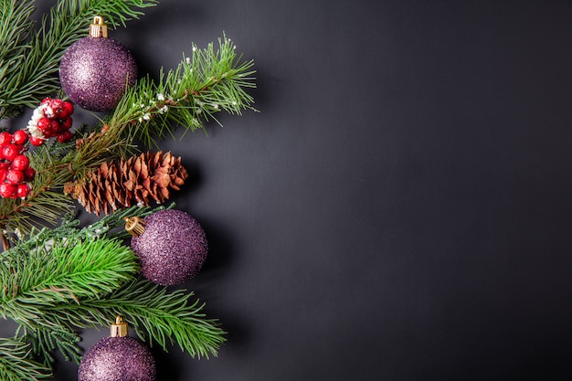 Decoración de Navidad fondo negro con bolas de navidad y pinos