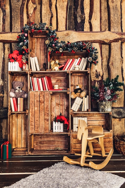 Decoración de Navidad en el fondo de una pared de madera.