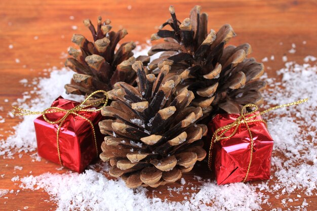 Decoración de Navidad con piñas sobre fondo de madera