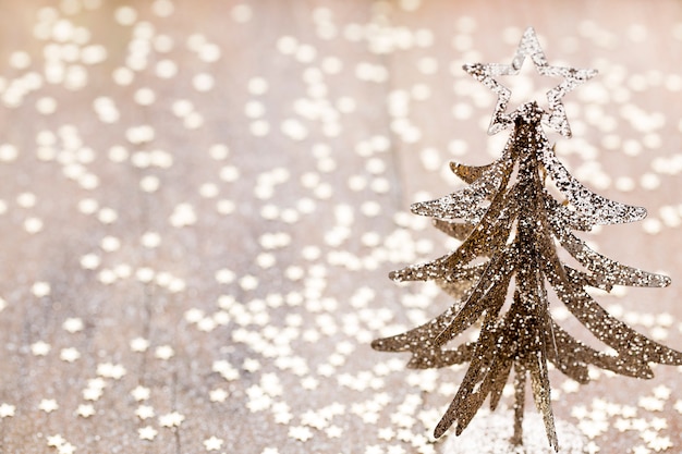 Decoración de Navidad con ramas de abeto en el fondo de madera.