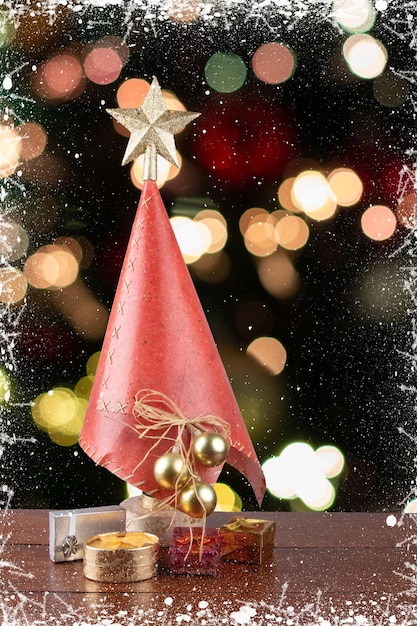Decoración de Navidad Árbol de Navidad con regalos sobre fondo de Navidad borroso