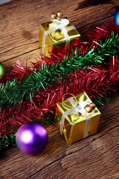 Decoración de Navidad con regalos en el tablero de madera