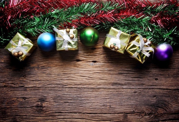 Decoración de Navidad con regalos en el tablero de madera