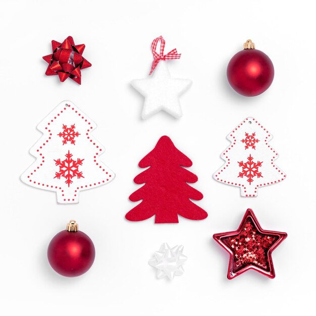 Foto decoración de navidad roja contra fondo blanco