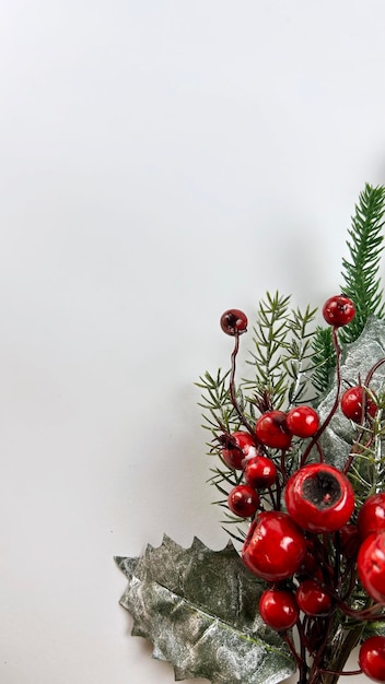 Decoración de Navidad roja sobre fondo blanco