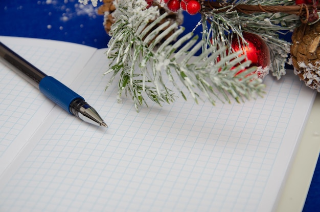Decoración de Navidad sobre fondo azul. Carta para Santa Claus, vista superior y espacio para texto.