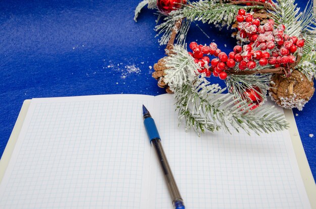 Decoración de Navidad sobre fondo azul. Carta para Santa Claus, vista superior y espacio para texto.