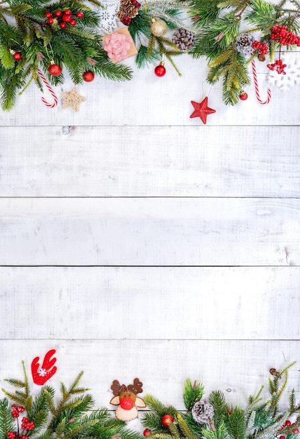 Decoración de Navidad sobre fondo blanco de madera con espacio de copia.